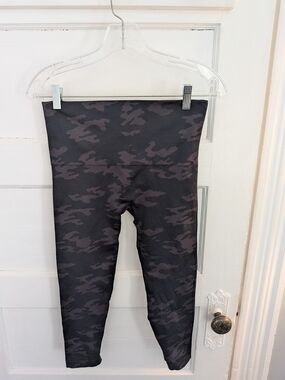 Women's SPANX Black And Grey Camo Cropped Activewear  Leggings